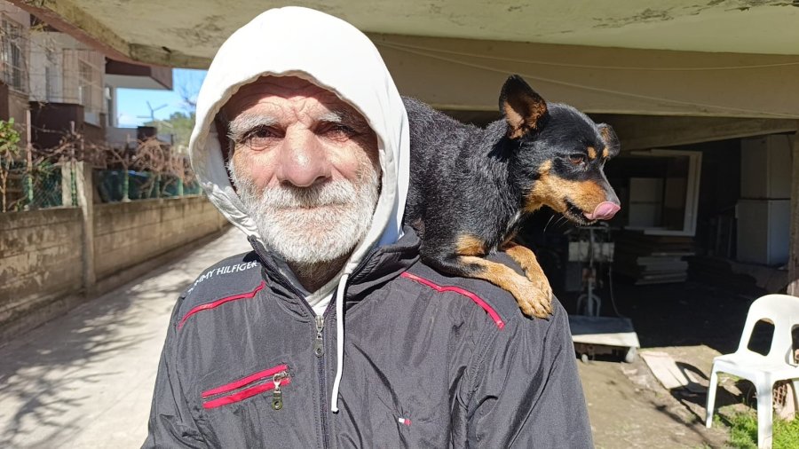 Yıllardır Omuzundan İndirmediği Köpeğini İndirdiğine Pişman Oldu