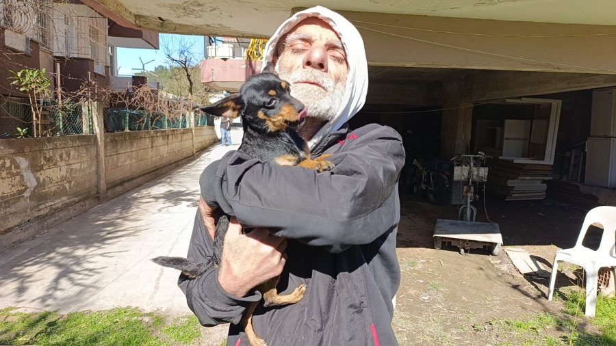 Yıllardır Omuzundan İndirmediği Köpeğini İndirdiğine Pişman Oldu