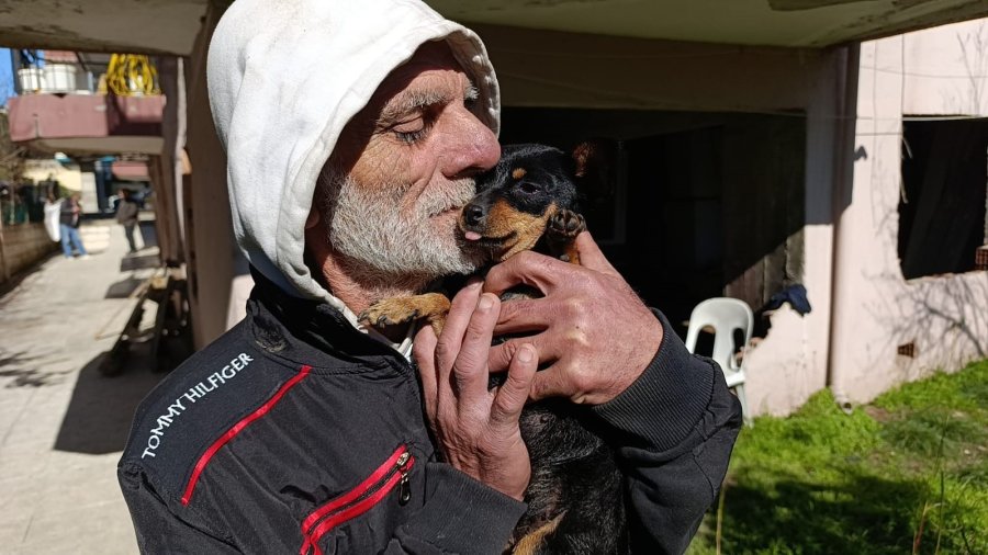 Yıllardır Omuzundan İndirmediği Köpeğini İndirdiğine Pişman Oldu