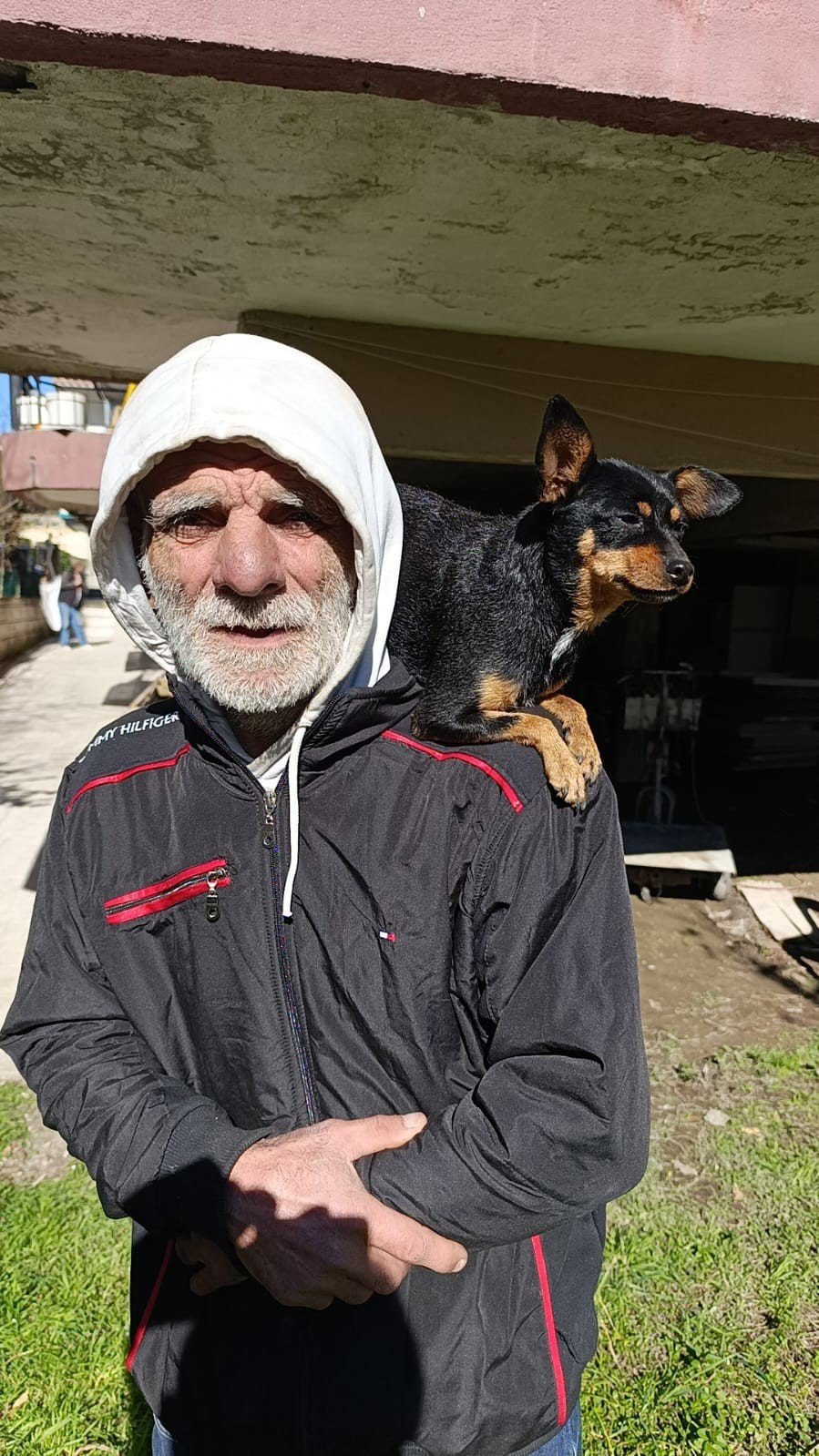 Yıllardır Omuzundan İndirmediği Köpeğini İndirdiğine Pişman Oldu