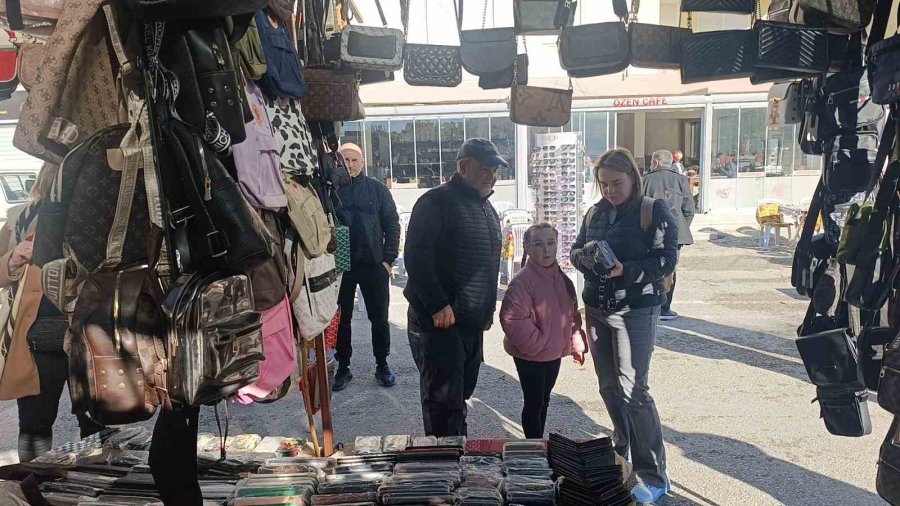 Soğuk Havada Tezgah Açan Esnaf Turistlerden Nasibini Aldı