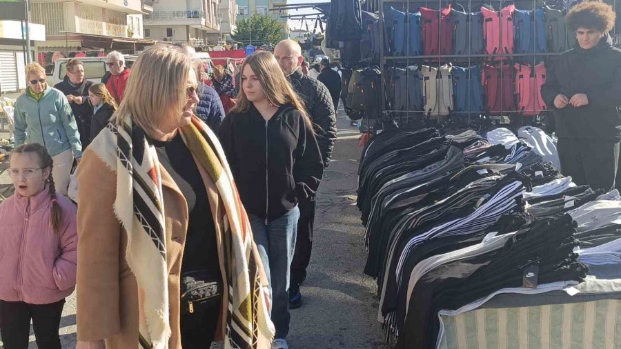 Soğuk Havada Tezgah Açan Esnaf Turistlerden Nasibini Aldı