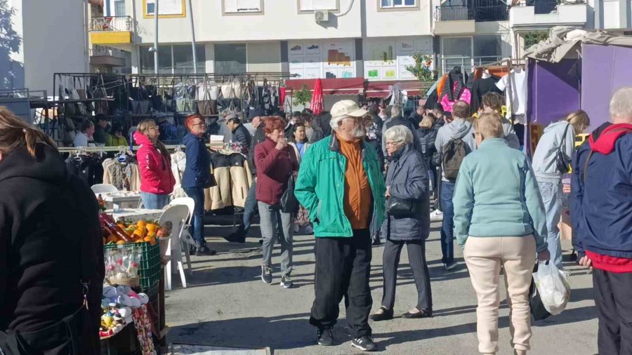 Soğuk Havada Tezgah Açan Esnaf Turistlerden Nasibini Aldı