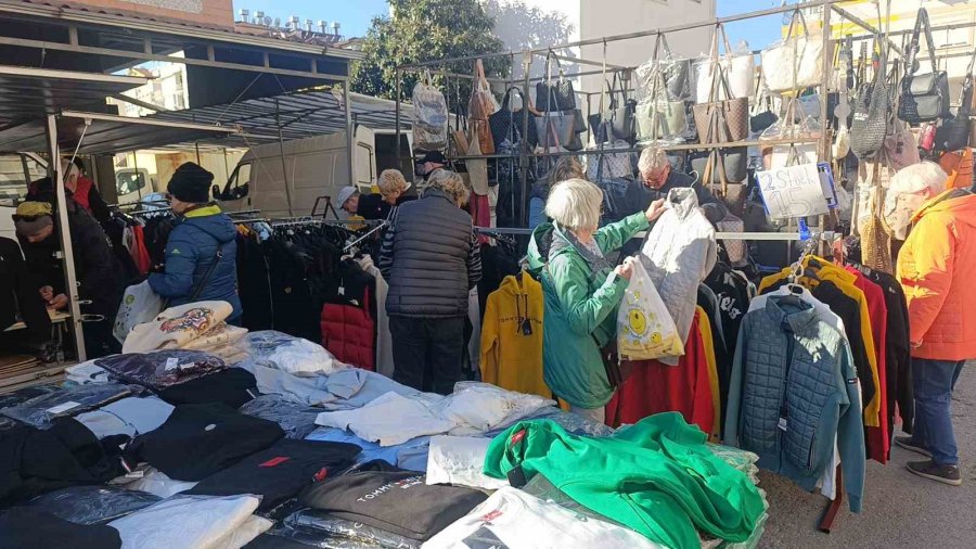 Soğuk Havada Tezgah Açan Esnaf Turistlerden Nasibini Aldı