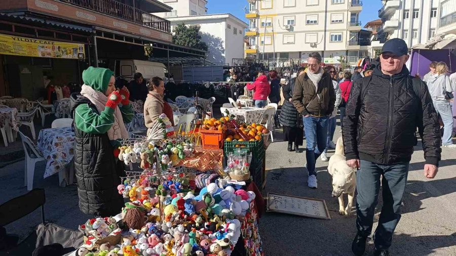 Soğuk Havada Tezgah Açan Esnaf Turistlerden Nasibini Aldı