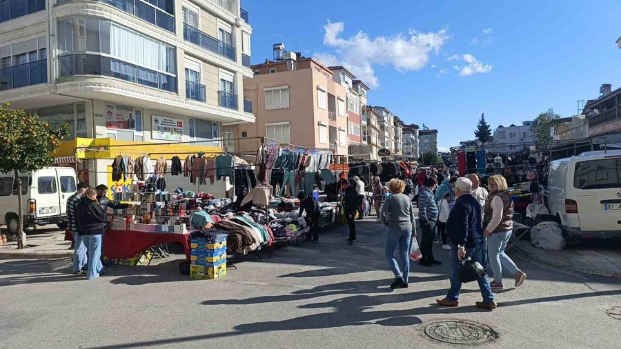 Soğuk Havada Tezgah Açan Esnaf Turistlerden Nasibini Aldı