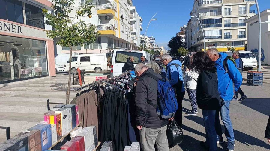 Soğuk Havada Tezgah Açan Esnaf Turistlerden Nasibini Aldı