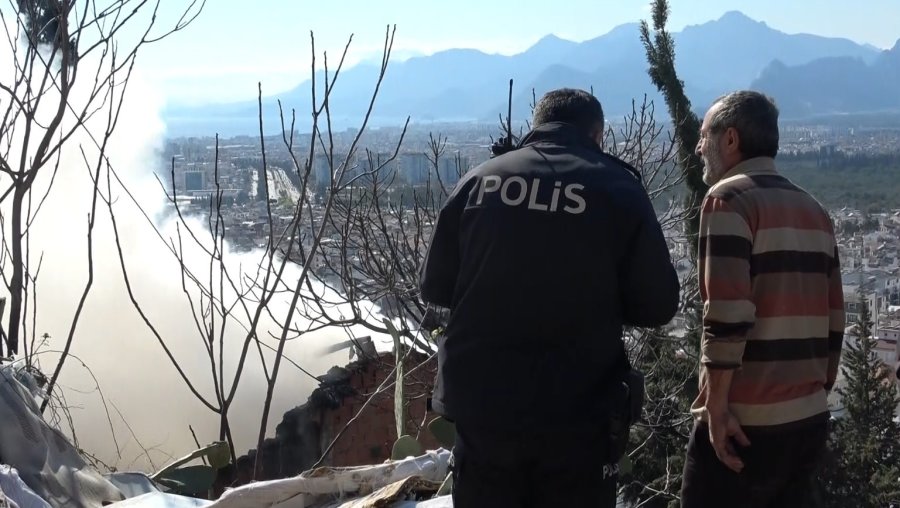 Evinin Yanışını Çaresiz Gözlerle İzledi, Odaların Halini Görünce Başını Duvara Yaslayıp Öylece Kaldı