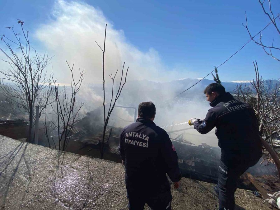 Evinin Yanışını Çaresiz Gözlerle İzledi, Odaların Halini Görünce Başını Duvara Yaslayıp Öylece Kaldı