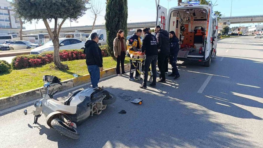 Yaya Geçidinden Karşıya Geçen Motosiklete Kamyonet Çarptı: 2 Yaralı