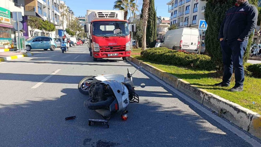 Yaya Geçidinden Karşıya Geçen Motosiklete Kamyonet Çarptı: 2 Yaralı