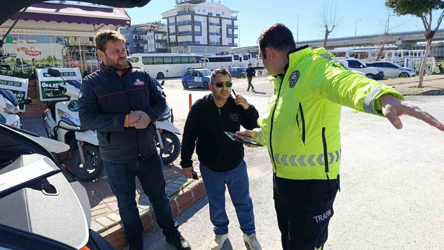 Yaya Geçidinden Karşıya Geçen Motosiklete Kamyonet Çarptı: 2 Yaralı