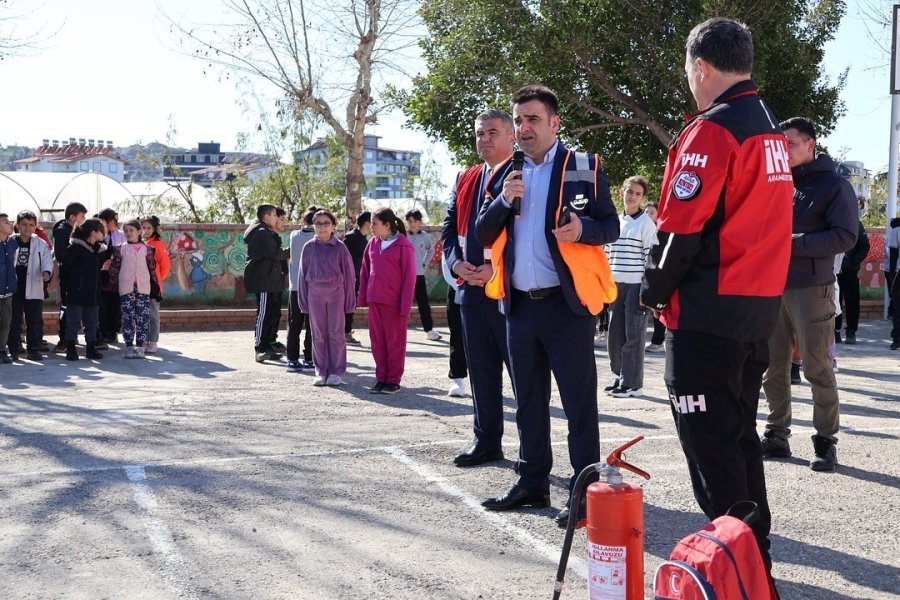 Öğrencilere Afet Eğitimi Verildi