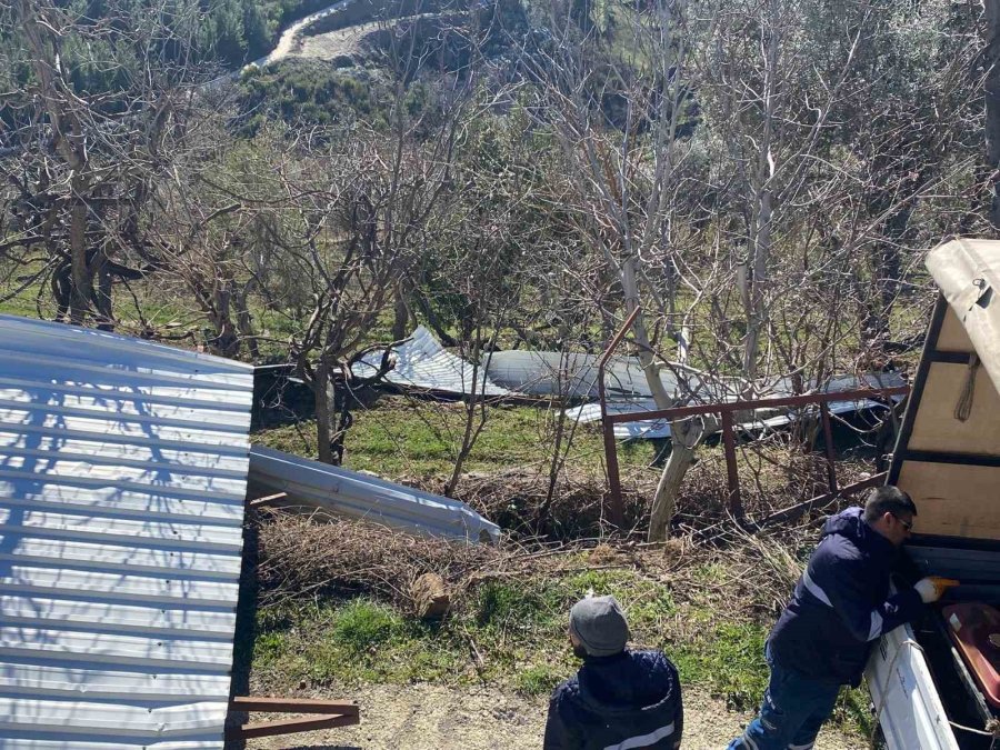 Fırtına Gazipaşa’da Köy Konağının Çatısını Uçurdu