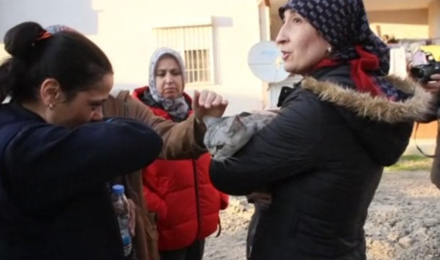 Yangında Evleri Küle Döndü, Kurtarılan Kedilerinin Yanında Gözyaşı Döktü