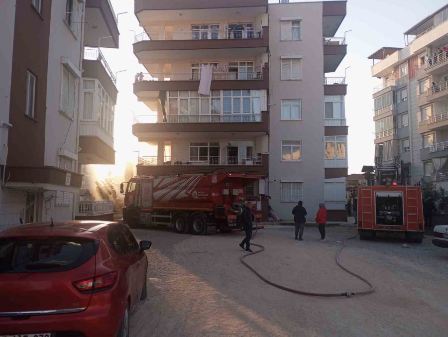 Yangında Evleri Küle Döndü, Kurtarılan Kedilerinin Yanında Gözyaşı Döktü