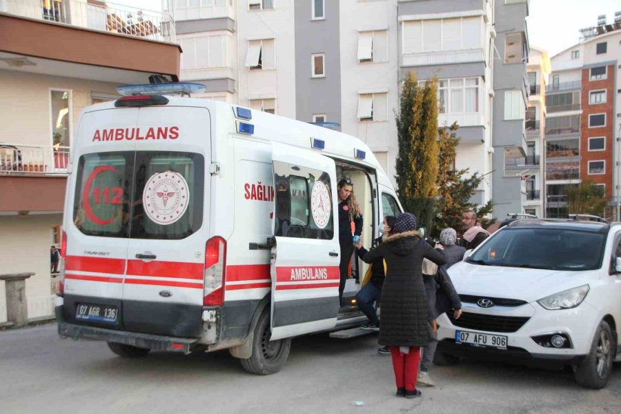 Yangında Evleri Küle Döndü, Kurtarılan Kedilerinin Yanında Gözyaşı Döktü