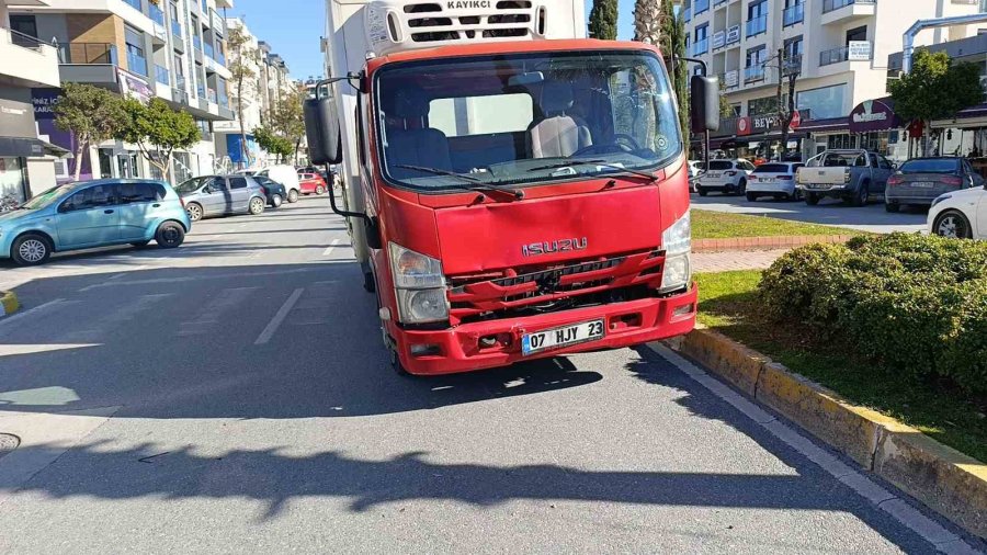 Yaya Geçidinden Karşıya Geçen Motosiklete Kamyonet Çarptı: 2 Yaralı