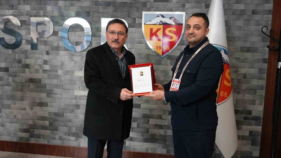 ’38 Ayar Adam’ Vali Çiçek’e Plaket Takdim Edildi