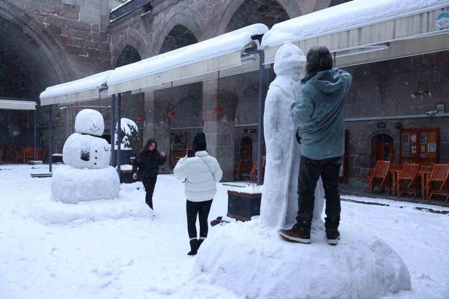 Kayseri’de Kar, Sanatçıların Ellerinde Mimar Sinan’a Dönüştü