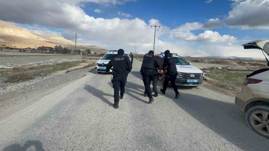 Konya’da Polisten Kaçan Şüpheli Kovalamaca Sonucu Yakalandı