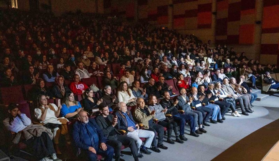 ’misafir’ Oyunu Tarsus’ta Sahnelendi