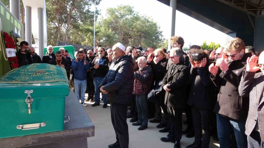 Trafik Kazasında Hayatını Kaybeden Keman Sanatçısı Laçin Akyol, Son Yolculuğuna Uğurlandı