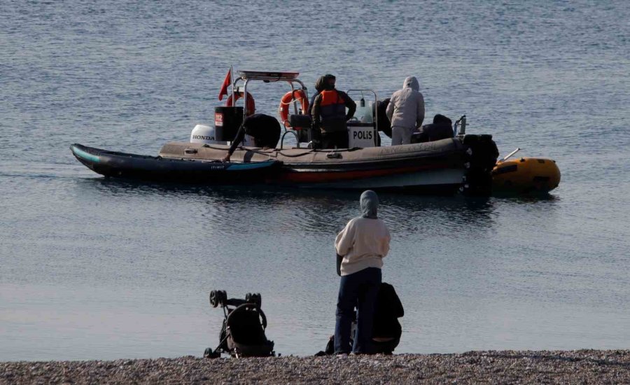 Rüzgara Yenik Düşerek Botla Açığa Sürüklenen 3 Kişiyi Deniz Polisi Kurtardı