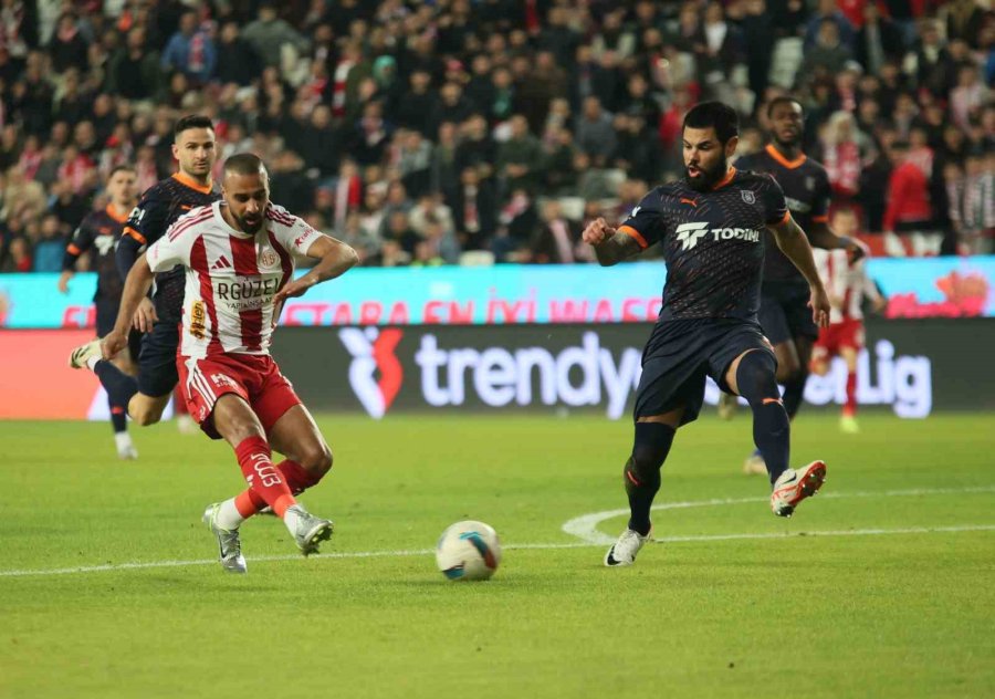 Trendyol Süper Lig: Antalyaspor: 0 - Başakşehir: 0 (ilk Yarı)