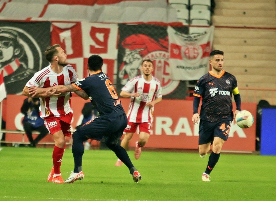 Trendyol Süper Lig: Antalyaspor: 0 - Başakşehir: 0 (ilk Yarı)