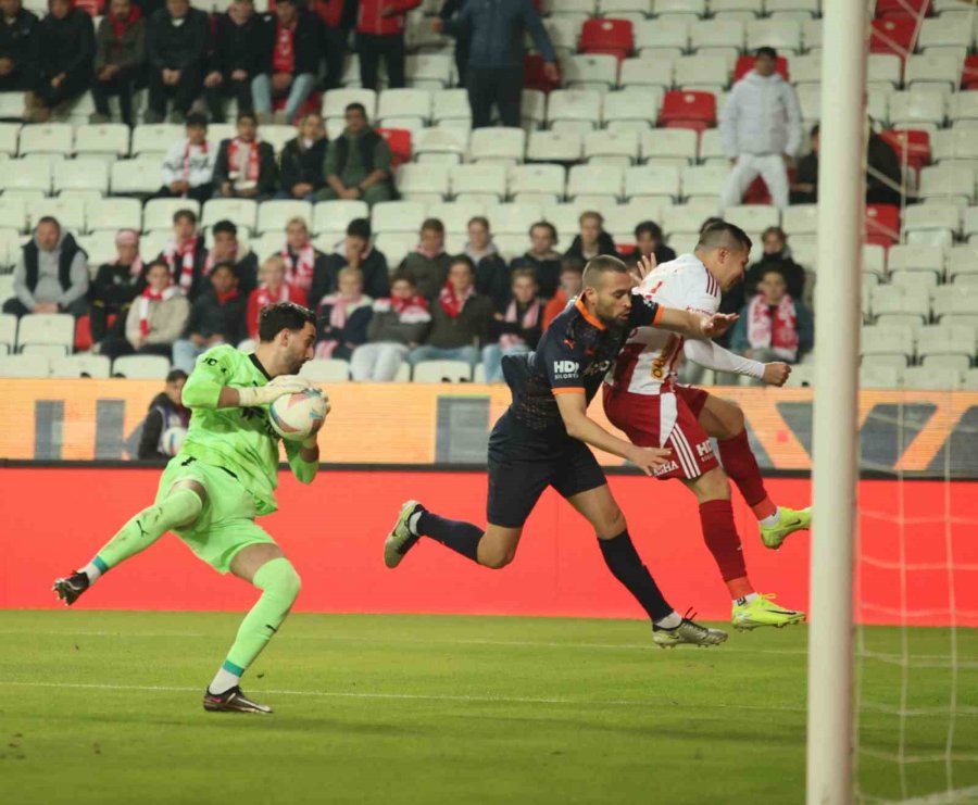 Trendyol Süper Lig: Antalyaspor: 0 - Başakşehir: 0 (ilk Yarı)