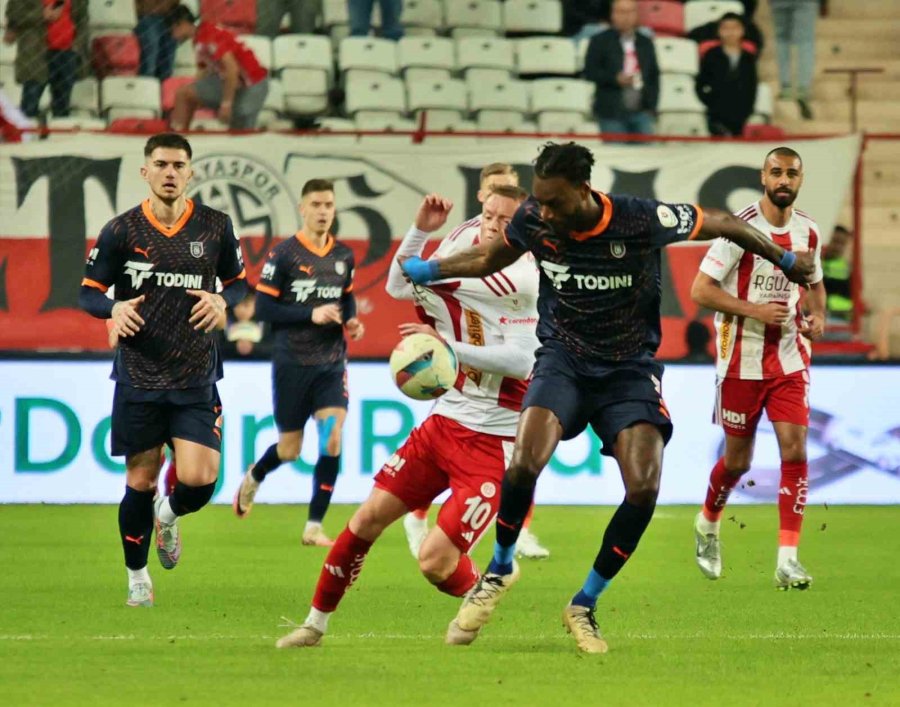 Trendyol Süper Lig: Antalyaspor: 0 - Başakşehir: 0 (ilk Yarı)