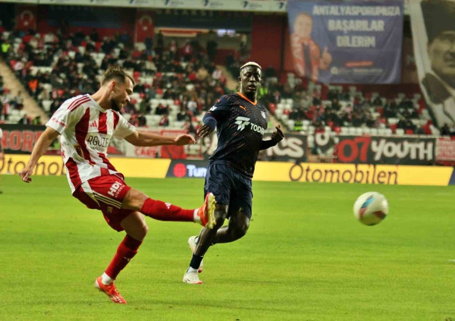 Trendyol Süper Lig: Antalyaspor: 0 - Başakşehir: 0 (ilk Yarı)