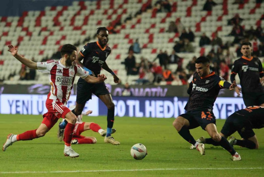 Trendyol Süper Lig: Antalyaspor: 0 - Başakşehir: 0 (ilk Yarı)