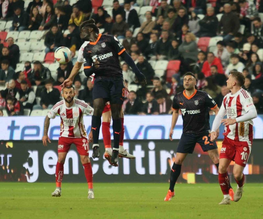 Trendyol Süper Lig: Antalyaspor: 0 - Başakşehir: 0 (ilk Yarı)