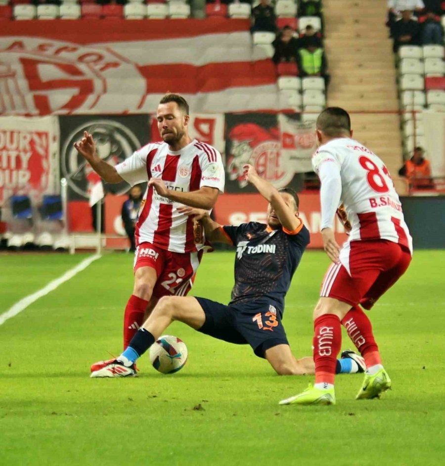 Trendyol Süper Lig: Antalyaspor: 0 - Başakşehir: 0 (ilk Yarı)