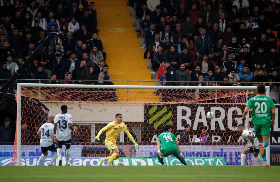 Trendyol Süper Lig: Alanyaspor: 0 - Fenerbahçe: 2 (ilk Yarı)