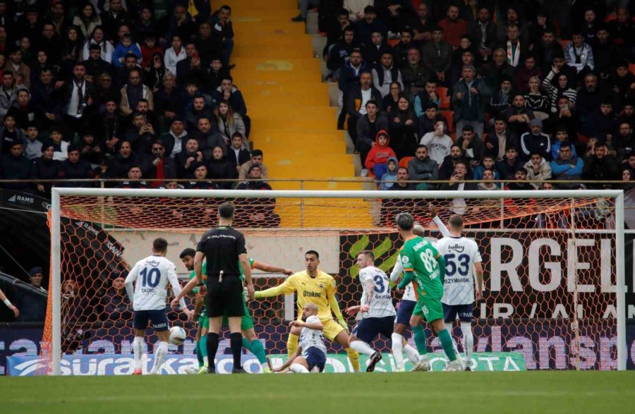 Trendyol Süper Lig: Alanyaspor: 0 - Fenerbahçe: 2 (ilk Yarı)