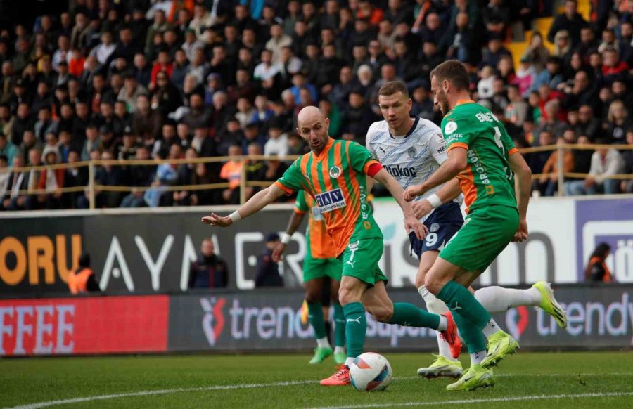 Trendyol Süper Lig: Alanyaspor: 0 - Fenerbahçe: 2 (ilk Yarı)