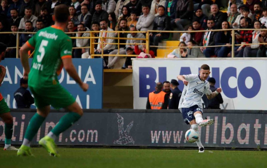 Trendyol Süper Lig: Alanyaspor: 0 - Fenerbahçe: 2 (ilk Yarı)