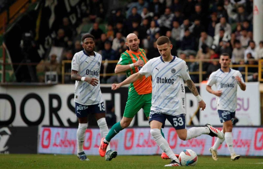 Trendyol Süper Lig: Alanyaspor: 0 - Fenerbahçe: 2 (ilk Yarı)