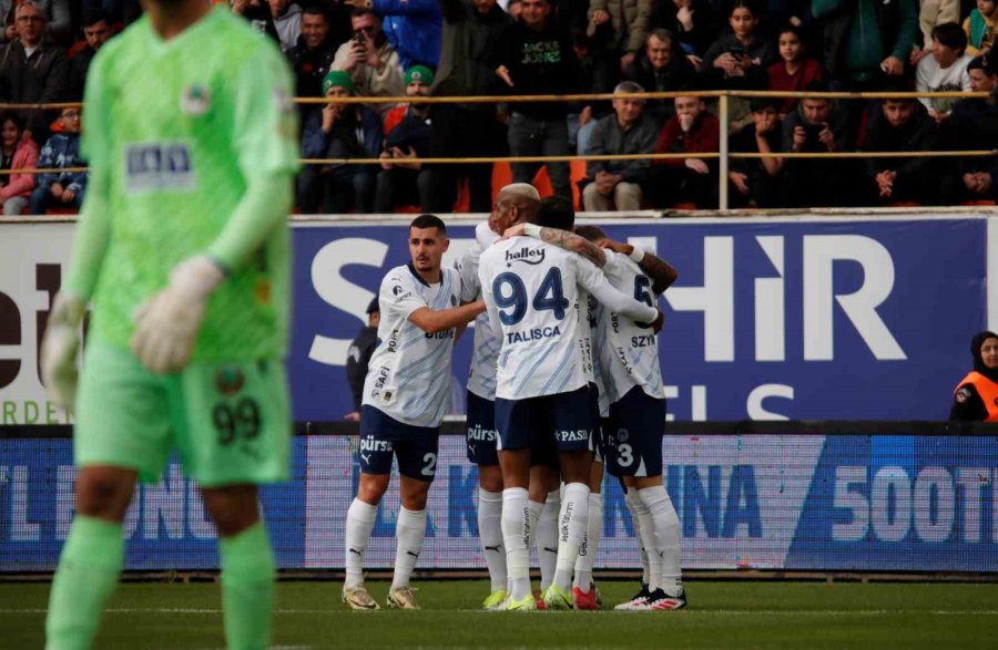 Trendyol Süper Lig: Alanyaspor: 0 - Fenerbahçe: 2 (ilk Yarı)