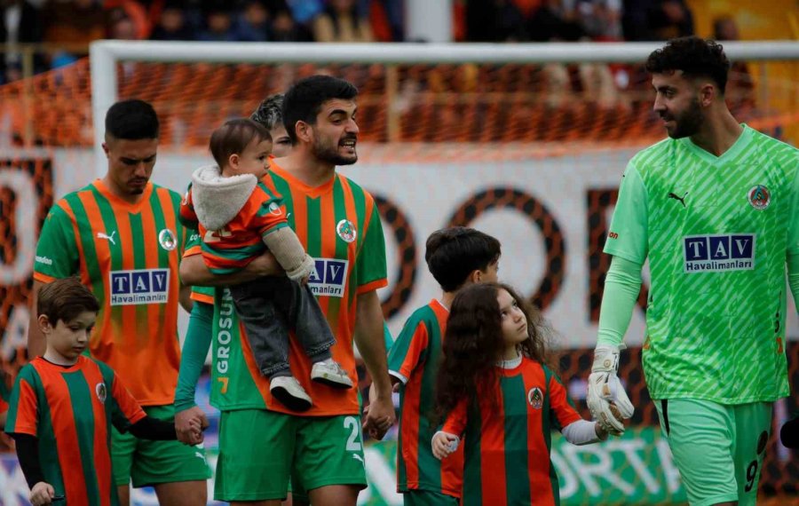 Trendyol Süper Lig: Alanyaspor: 0 - Fenerbahçe: 0 (maç Devam Ediyor)