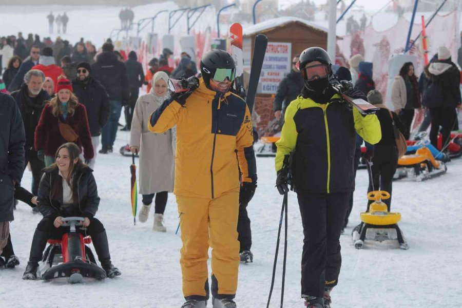 Binlerce Kişi Soluğu Erciyes’te Aldı