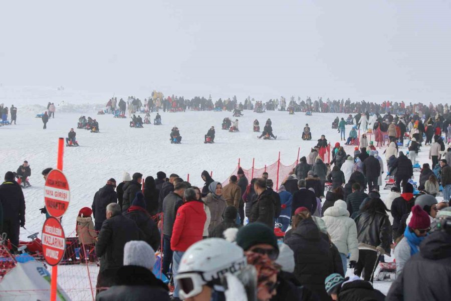 Binlerce Kişi Soluğu Erciyes’te Aldı