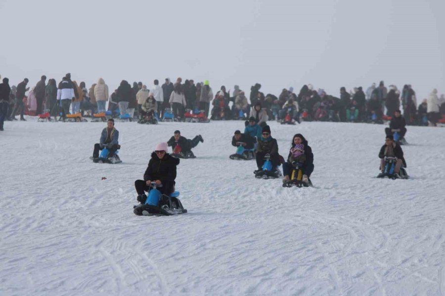 Binlerce Kişi Soluğu Erciyes’te Aldı