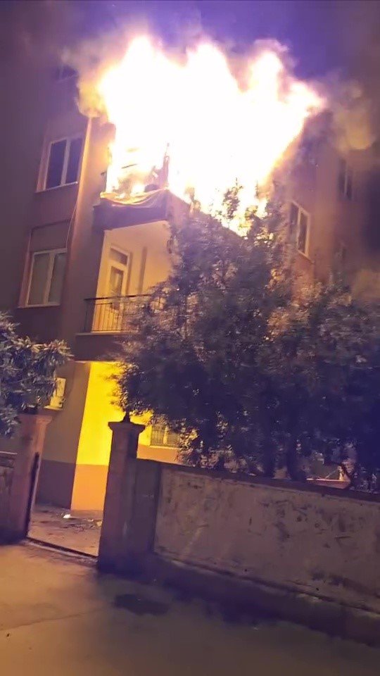 Balkona Stoklanan Cep Telefonu Bataryaları Bomba Gibi Patladı, Mahalleli Sokağa Döküldü