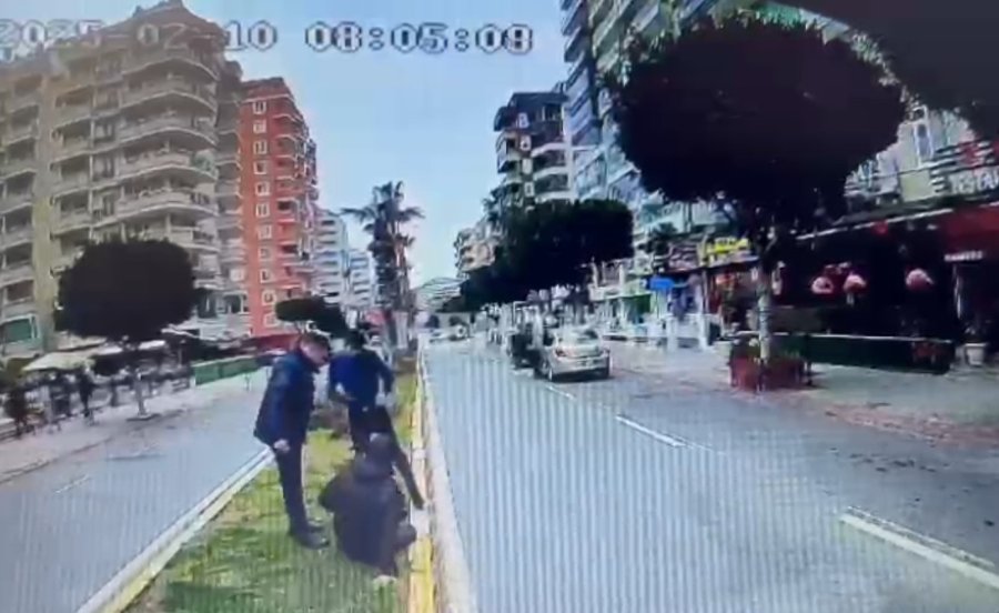 Güvenlik Görevlisi Trafikte Tartıştığı Halk Otobüsü Şoförlerini Bıçakla Yaraladı