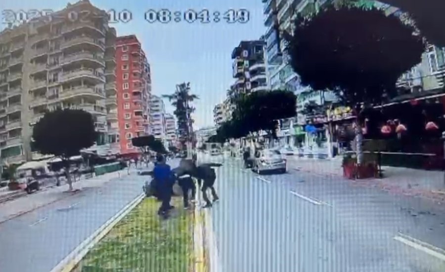 Güvenlik Görevlisi Trafikte Tartıştığı Halk Otobüsü Şoförlerini Bıçakla Yaraladı