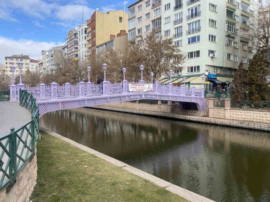 Sıcaklık Eksi Derecelere Düşünce Eskişehir’in İşlek Caddesi Sessizleşti